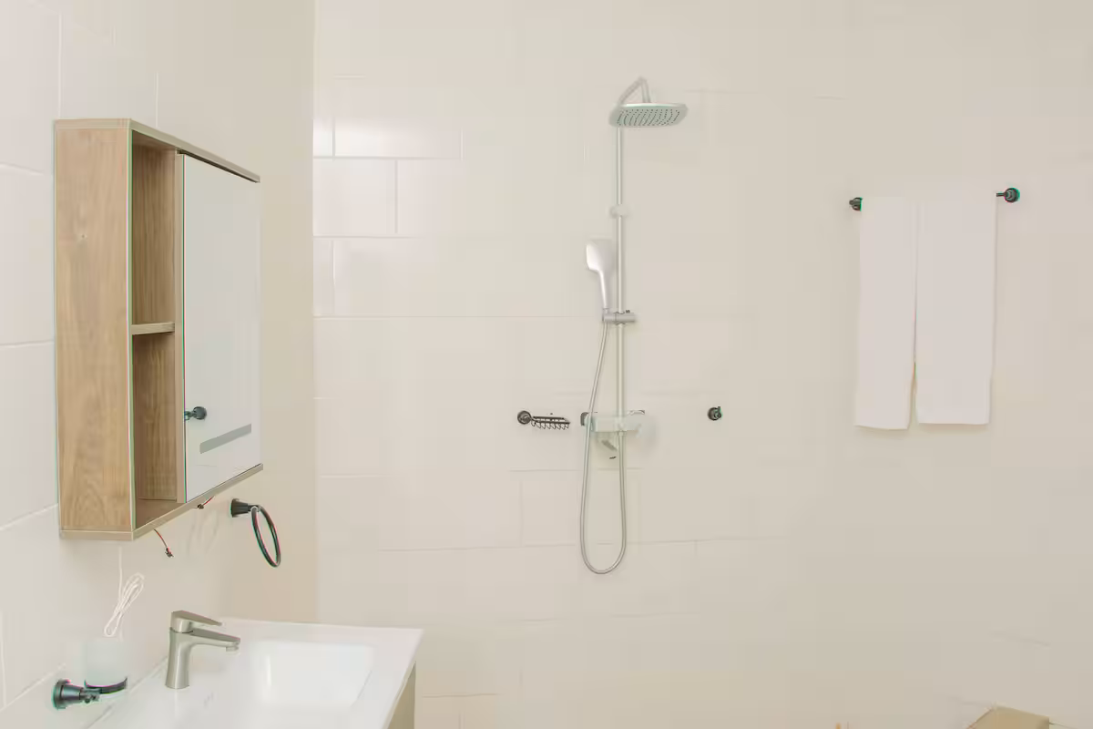 Full bathroom 15
